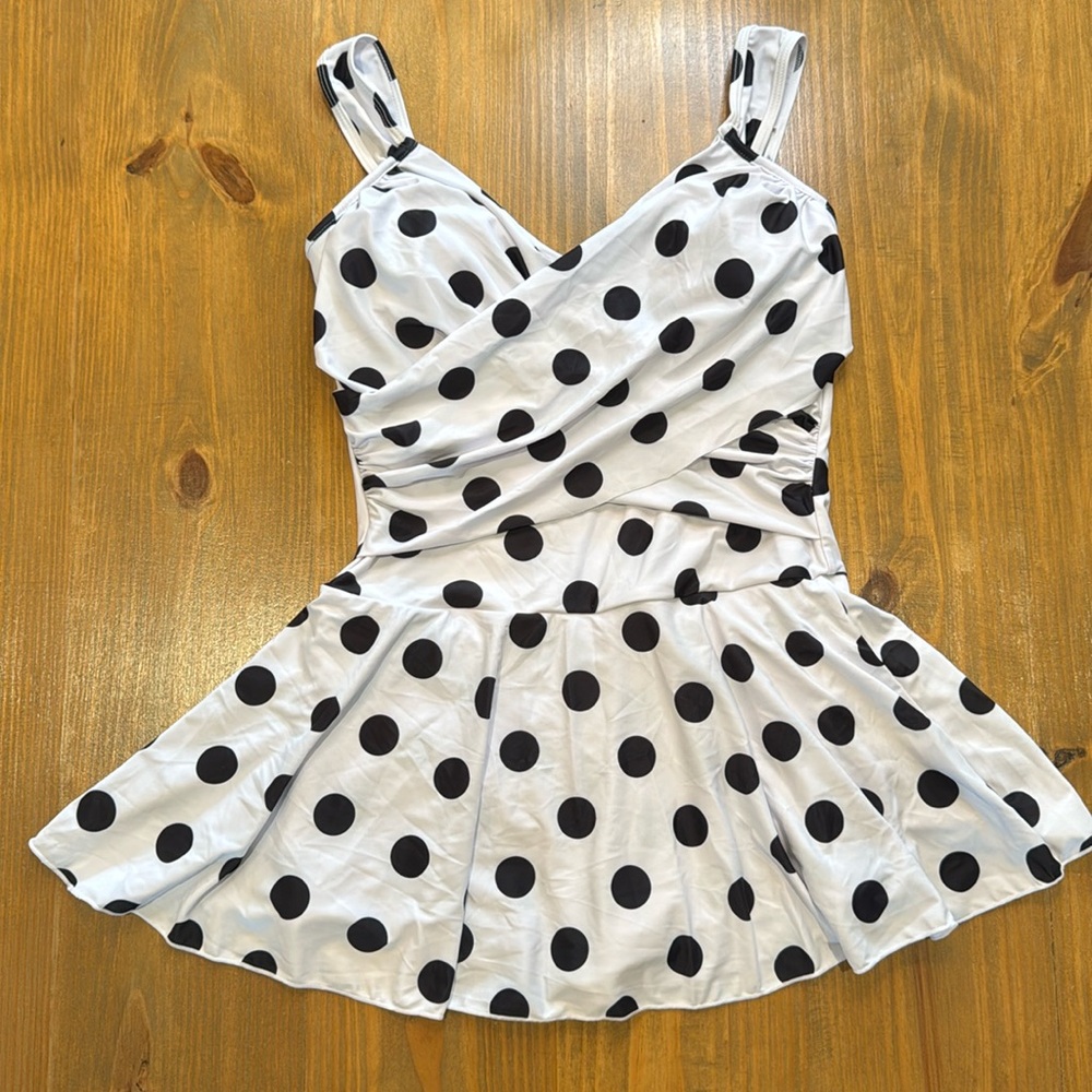 Black & White swimdress Large built in boy shorts one piece swimwear NWOT